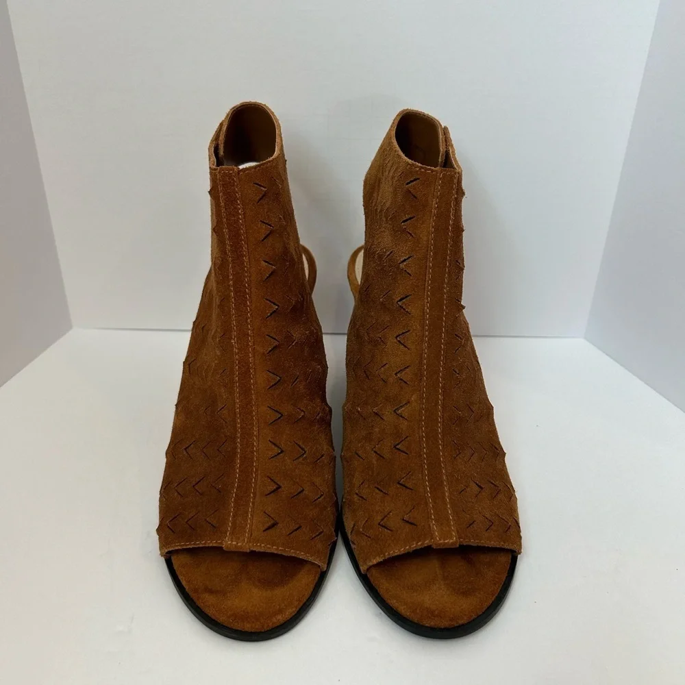 Via Spiga Leatrice Wedges Perforated Laser Cut Peep Toe Suede Like New Size 6
